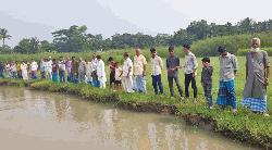 মতলব উত্তরে নদী ভাঙন রোধে এলাকাবাসীর মানববন্ধন